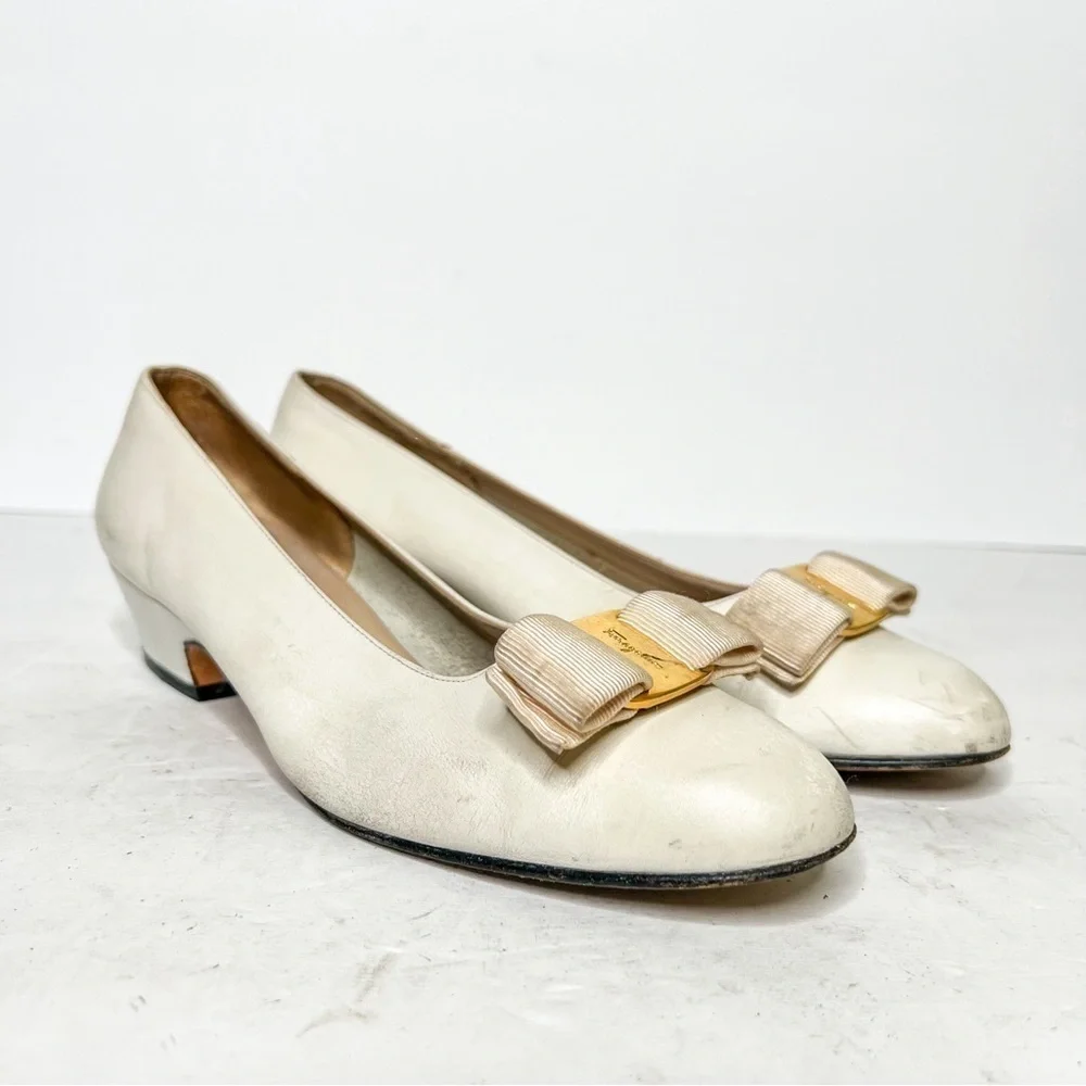 Salvatore Ferragamo White Heels Bow Gold Logo Size 7 E Women’s
